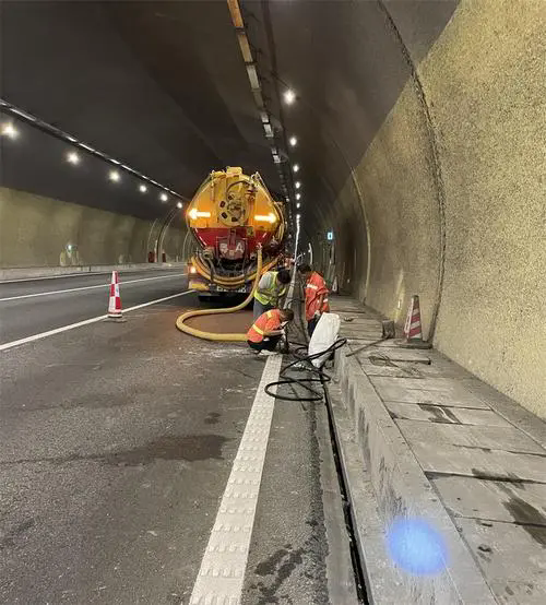 临潭隧道排水渠清淤